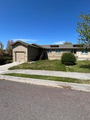 400 SE Carmen Way, Madras, OR 97741