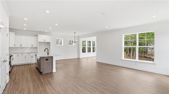 2047 Swiss LN, Hayes, VA 23072