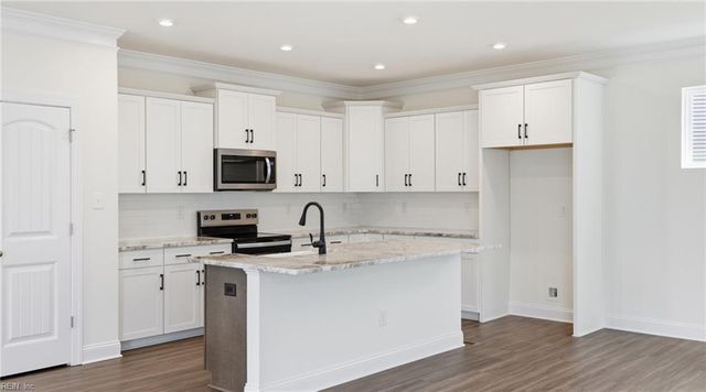 2047 Swiss LN, Hayes, VA 23072