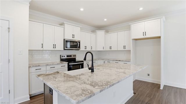 2047 Swiss LN, Hayes, VA 23072