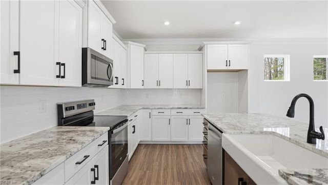 2047 Swiss LN, Hayes, VA 23072