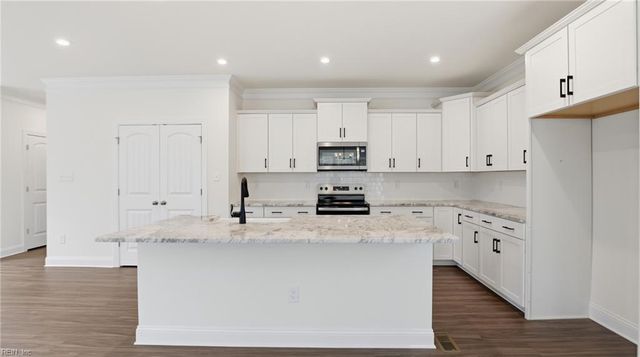 2047 Swiss LN, Hayes, VA 23072