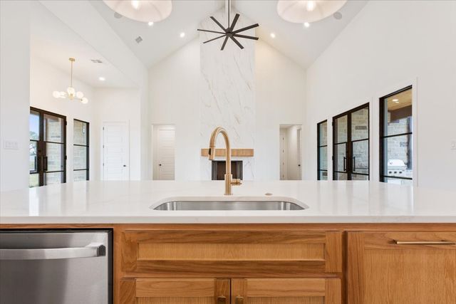 919 Fawn Drive, Mcgregor, TX 76657
