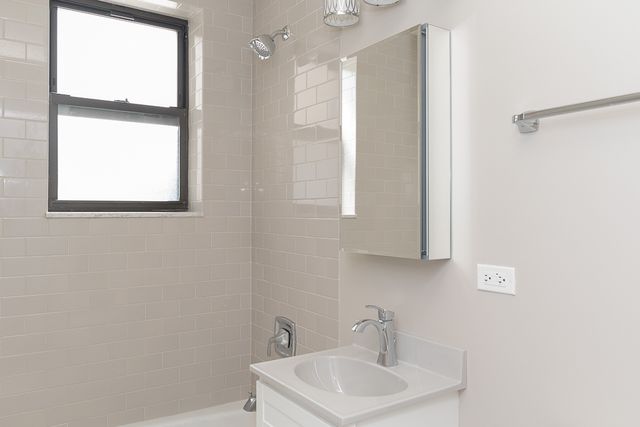 817 W Lakeside Place 701, Chicago, IL 60640