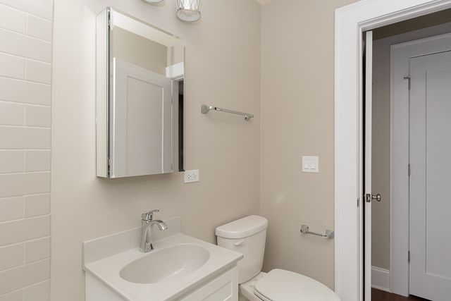 817 W Lakeside Place 701, Chicago, IL 60640