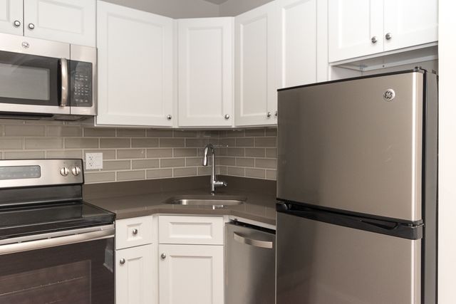 817 W Lakeside Place 701, Chicago, IL 60640