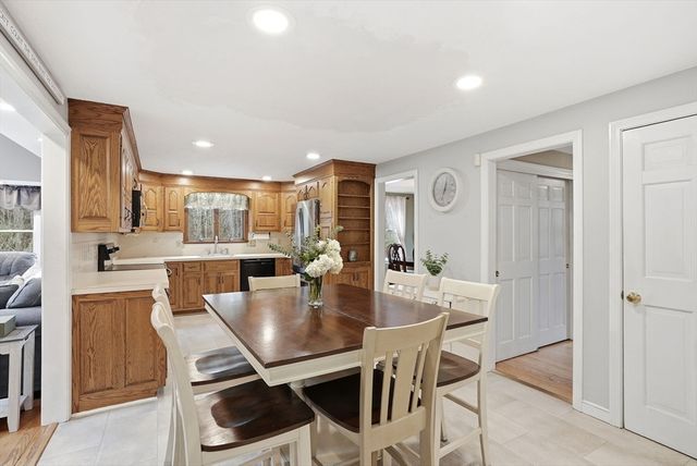 17 Oak St, Plympton, MA 02367