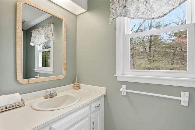 17 Oak St, Plympton, MA 02367