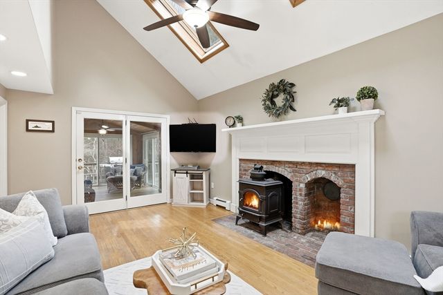 17 Oak St, Plympton, MA 02367