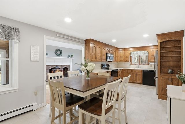 17 Oak St, Plympton, MA 02367