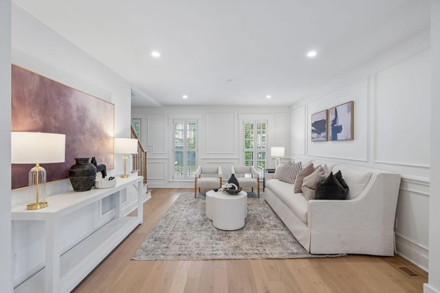 2 Gadsden Street B, Charleston, SC 29401