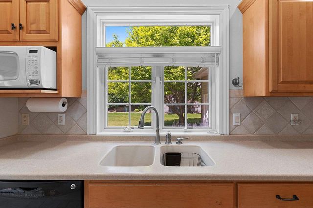 421 E SHEFFIELD LANE, Appleton, WI 54913