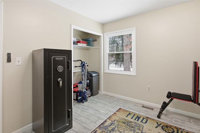 6522 Riverdale Road, Hamburg Township, MI 48189