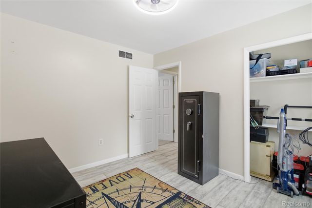 6522 Riverdale Road, Hamburg Township, MI 48189