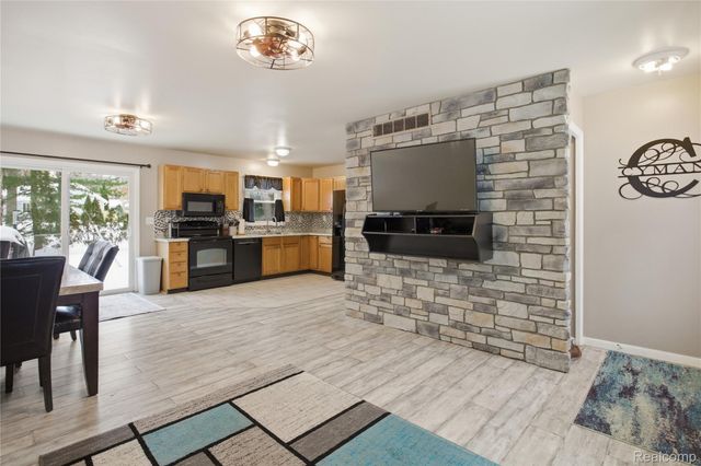 6522 Riverdale Road, Hamburg Township, MI 48189