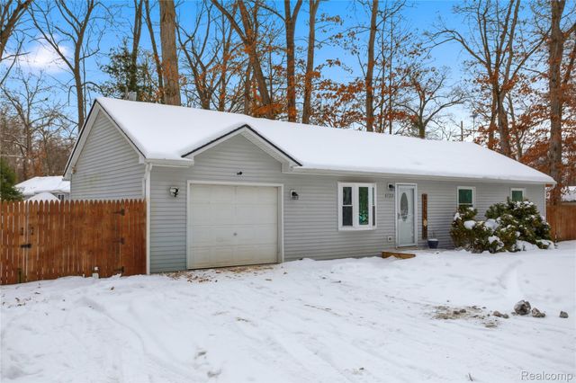 6522 Riverdale Road, Hamburg Township, MI 48189