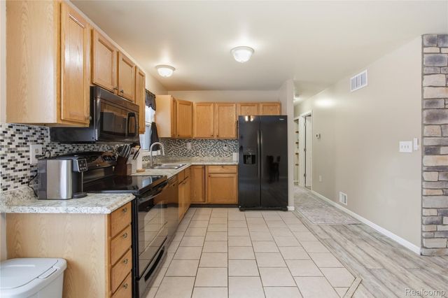 6522 Riverdale Road, Hamburg Township, MI 48189