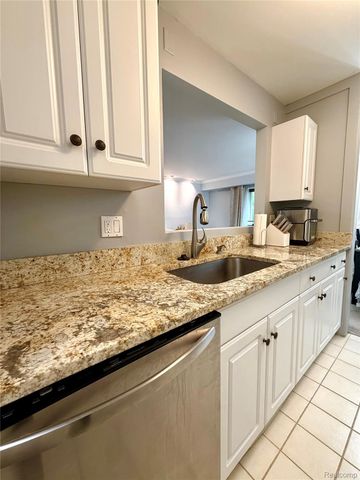 3925 Lone Pine Road 100, West Bloomfield Charter Township, MI 48323