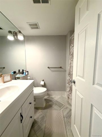 3925 Lone Pine Road 100, West Bloomfield Charter Township, MI 48323