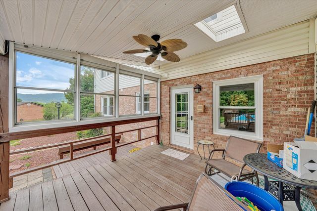 1182 Knollwood DR, Troutville, VA 24175
