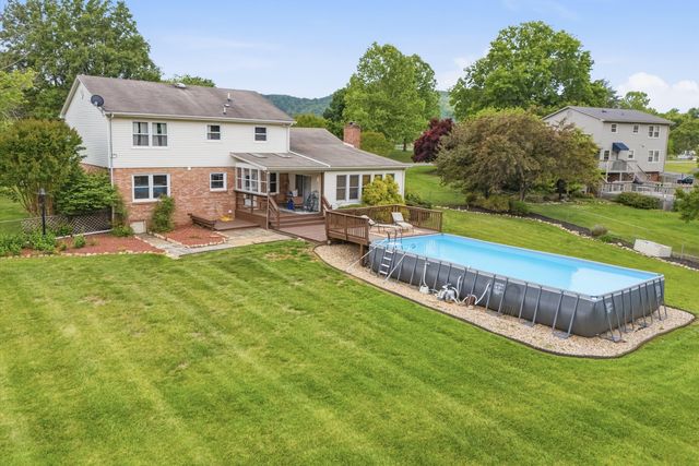 1182 Knollwood DR, Troutville, VA 24175