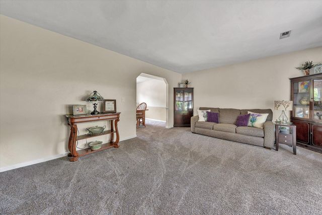 1182 Knollwood DR, Troutville, VA 24175
