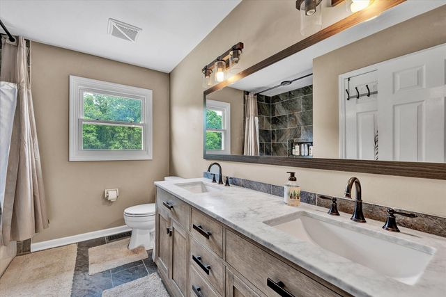 1182 Knollwood DR, Troutville, VA 24175
