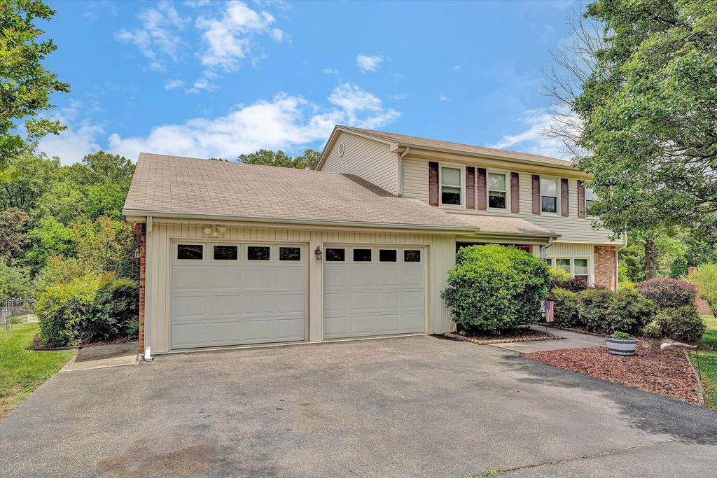 1182 Knollwood DR, Troutville, VA 24175
