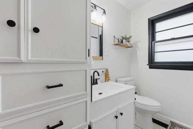 1100 N Dunsworth Ave, Wichita, KS 67212