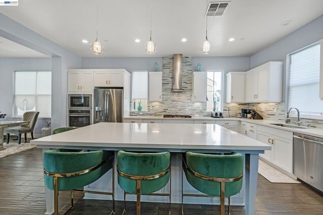 7228 Carneros Ln, Dublin, CA 94568