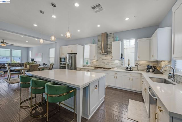 7228 Carneros Ln, Dublin, CA 94568