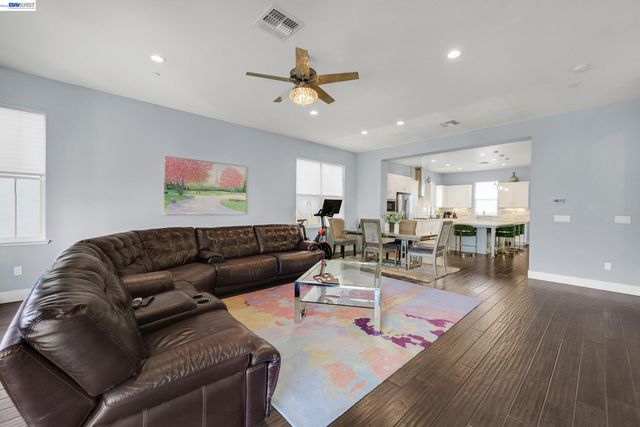 7228 Carneros Ln, Dublin, CA 94568