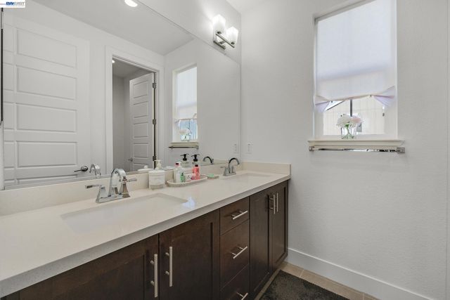 7228 Carneros Ln, Dublin, CA 94568