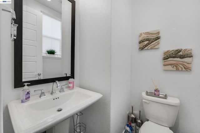 7228 Carneros Ln, Dublin, CA 94568