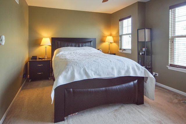 3373 Kentshire Circle, Aurora, IL 60504