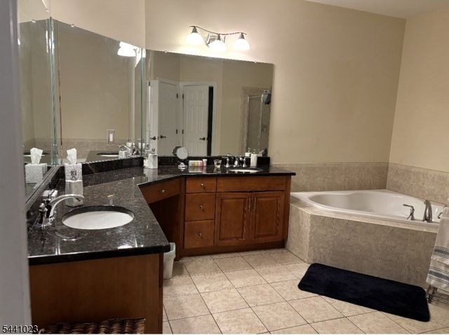 14 Fehervari Ct, Franklin Twp., NJ 08873