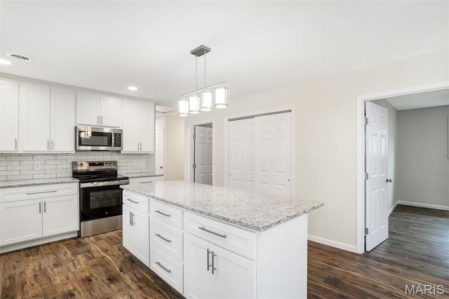 6904 Frostview Lane, Hazelwood, MO 63042