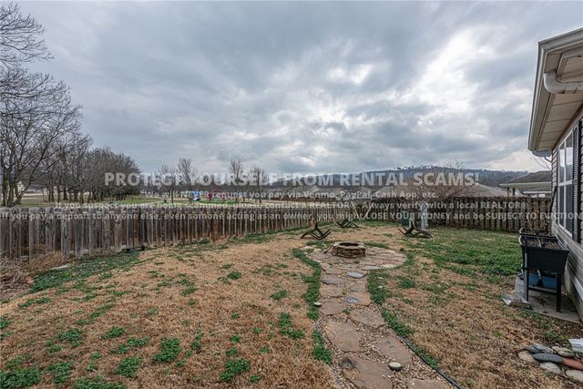 1384 S Holland Drive, Fayetteville, AR 72704