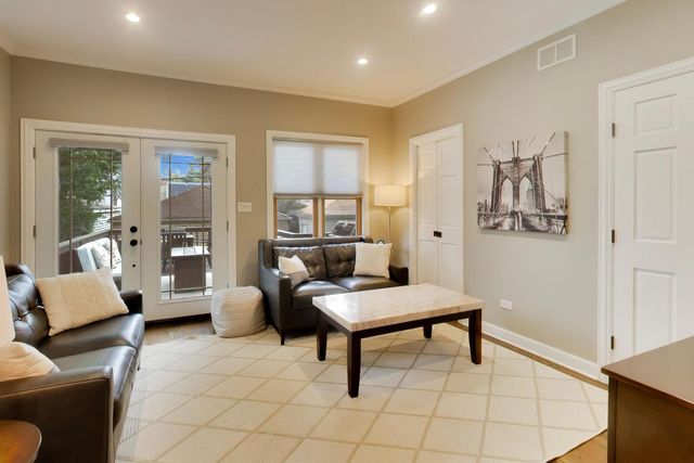 3242 N Leavitt Street, Chicago, IL 60618