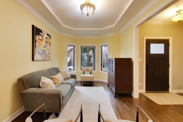 3242 N Leavitt Street, Chicago, IL 60618