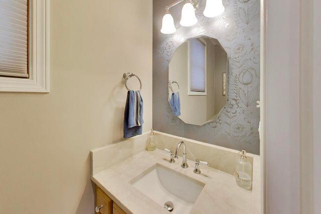 3242 N Leavitt Street, Chicago, IL 60618