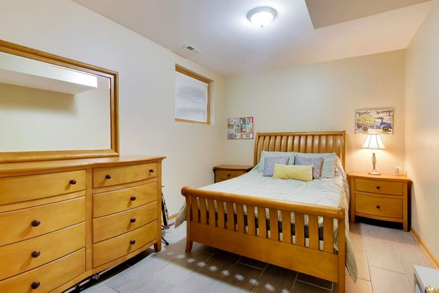 3242 N Leavitt Street, Chicago, IL 60618