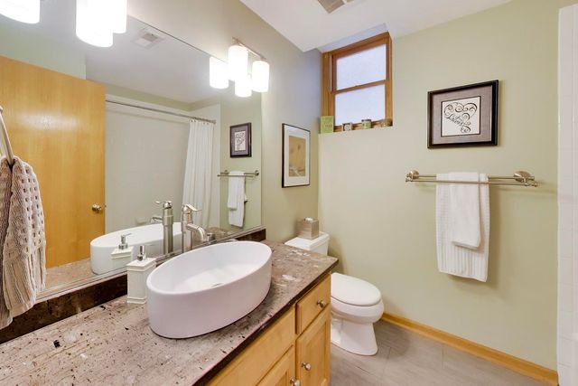 3242 N Leavitt Street, Chicago, IL 60618