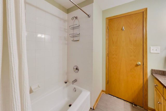 3242 N Leavitt Street, Chicago, IL 60618