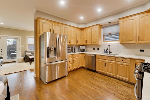 3242 N Leavitt Street, Chicago, IL 60618