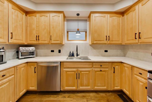 3242 N Leavitt Street, Chicago, IL 60618