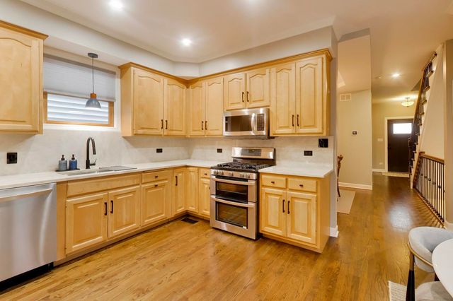 3242 N Leavitt Street, Chicago, IL 60618