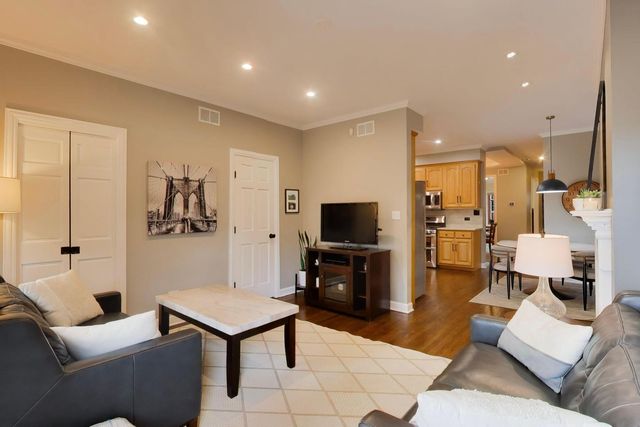 3242 N Leavitt Street, Chicago, IL 60618