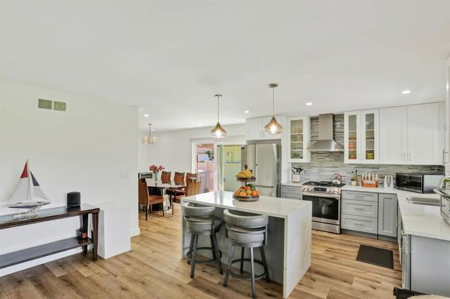 17547 Plaza Karena, San Diego, CA 92128
