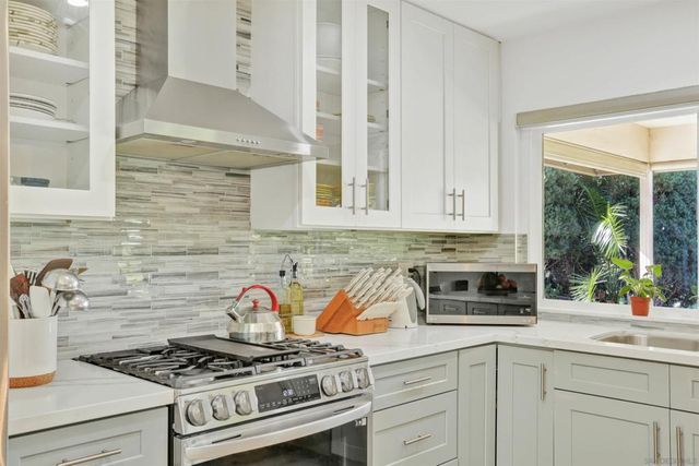 17547 Plaza Karena, San Diego, CA 92128